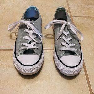 Gray converse size 6, never been worn.